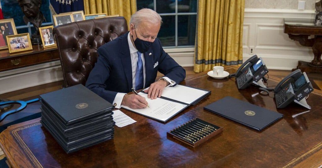 Judge temporarliy blocks Biden's plan to halt deportations.