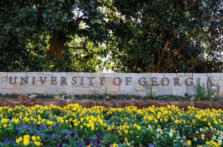 Professor resigns in the middle of class after a student refuses to wear a mask.