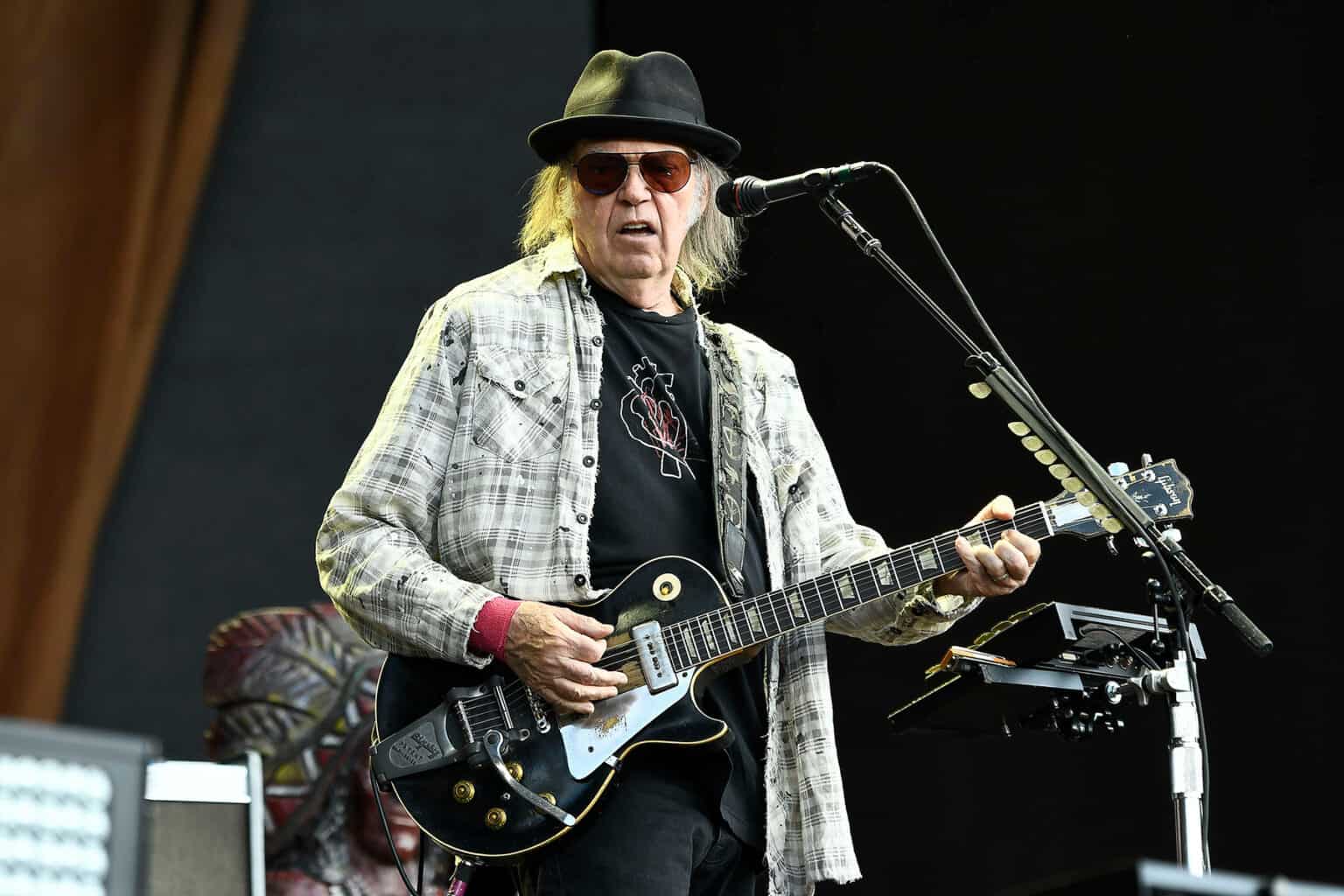 Neil Young radio returns exclusively to SiriusXM after Spotify removes his music.