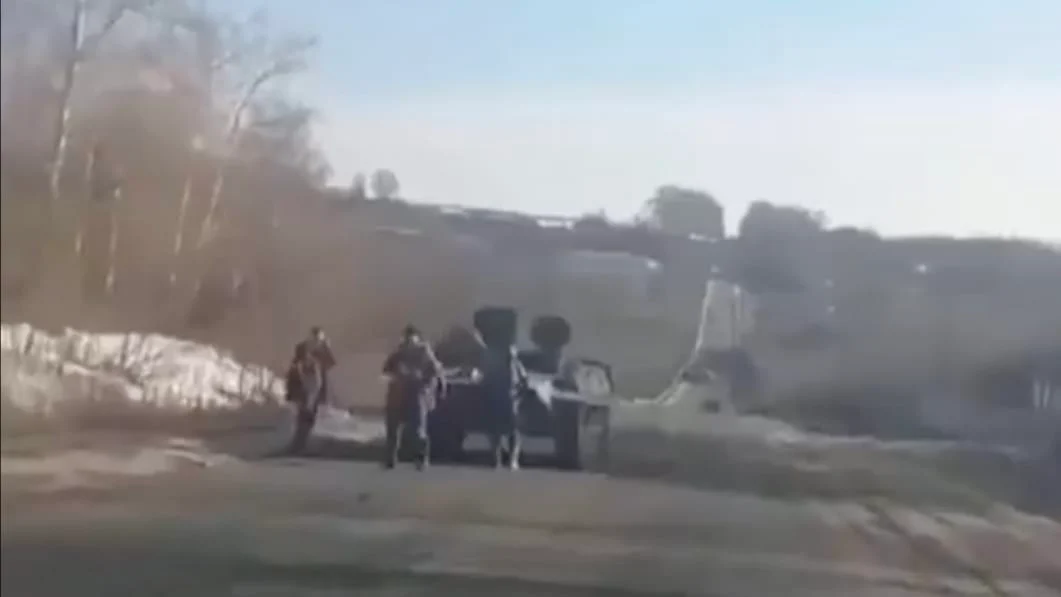 Video shows Ukrainian offering to tow stalled enemy tank back to Russia after it runs out of fuel.