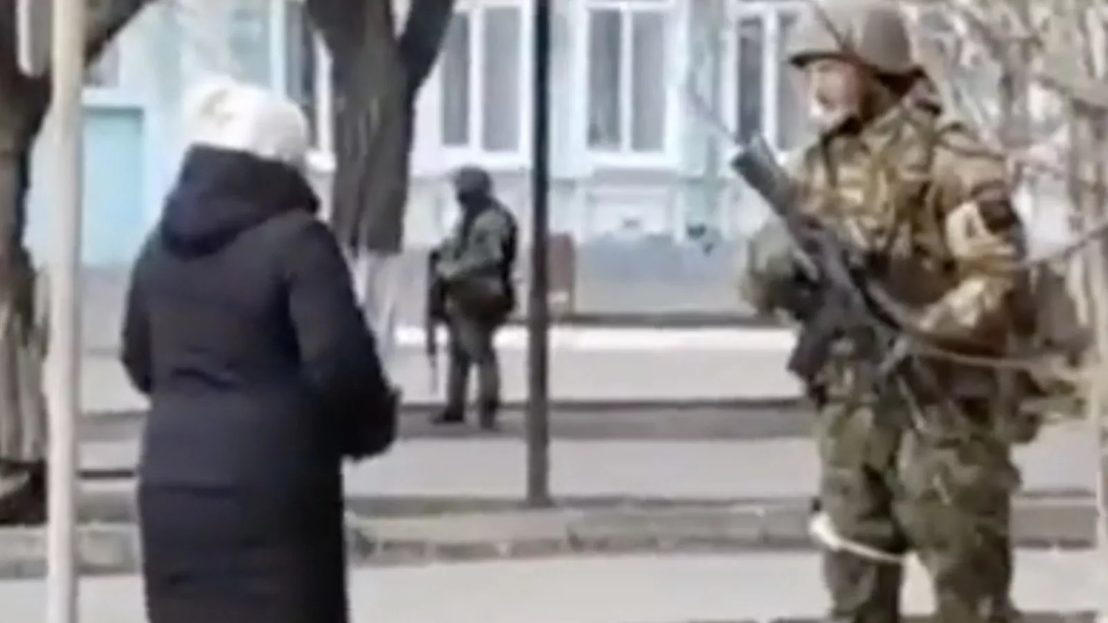 Ukrainian woman confronts Russian soldier: "What the f**k are you doing here?"