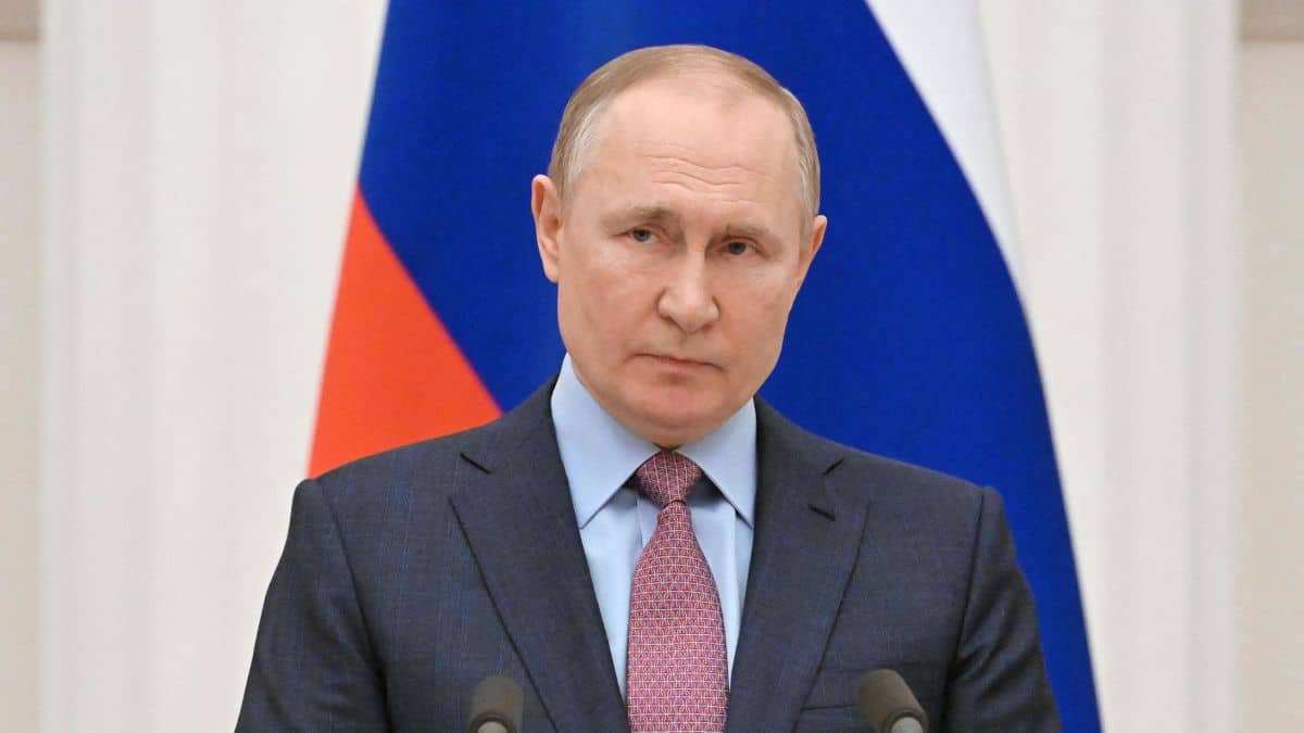 Vladimir Putin replaces 1,000 personal staffers out of fear of being poisoned.