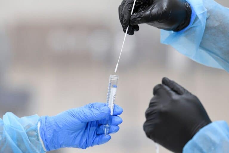 How COVID symptoms vary depending on vaccination status.