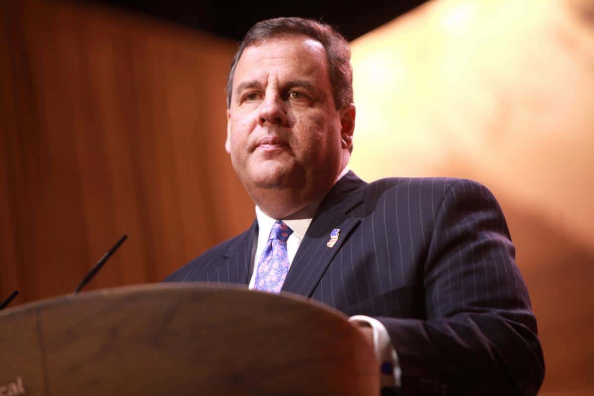 Chris Christie's niece injured 6 deputies after she was kicked off plane for asking Latino family if they were drug mules.