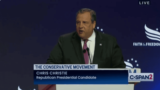 Chris Christie booed at conservative conference after criticizing Trump.